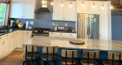 TERVETULOA KALLOLLE - VIIMEAIKAISESTI RENOVATTU KAUNEELLINEN JÄNNITTÄVÄ KOTI