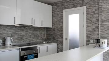 Een koelkast, een magnetron, een oven, een kookplaat