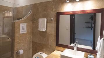 Studio | Bathroom | Shower, rainfall showerhead, free toiletries, towels