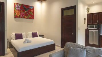 Studio | 2 bedrooms, in-room safe, free WiFi, bed sheets