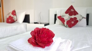 3 bedrooms, iron/ironing board, travel cot, free WiFi - Casa Mia, the Dream Spot With Heated Pool (Arco da Calheta)