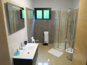Combined shower/bathtub, jetted bath, hair dryer, bidet - Casa Mia, the Dream Spot With Heated Pool (Arco da Calheta)