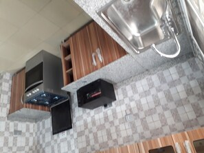 Microwave, cookware/dishes/utensils