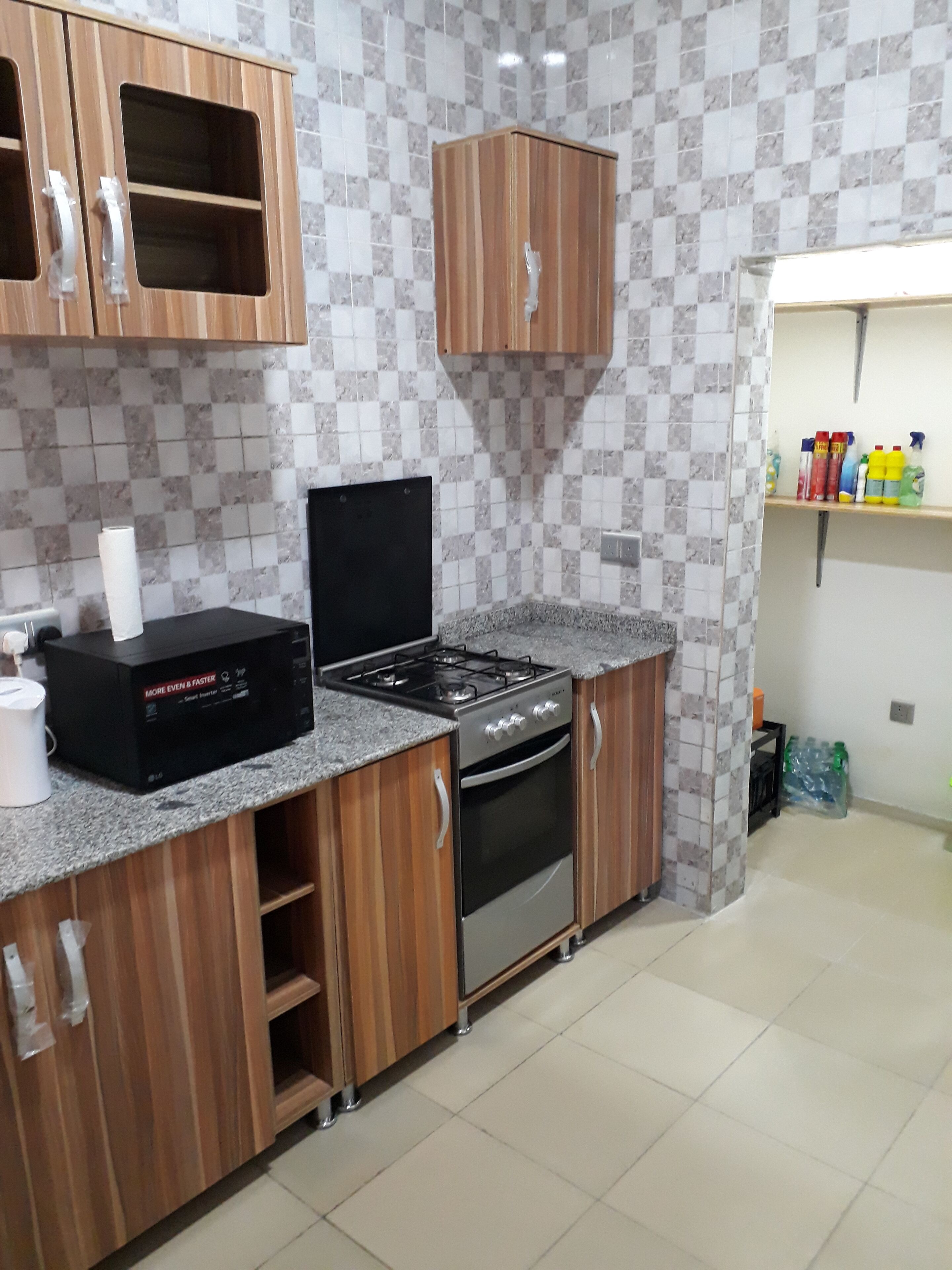 Mikrobølgeovn og kjøkkenutstyr