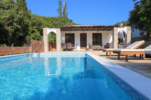 Outdoor pool - SKIATHOS ISLAND VILLAS ( VILLA3) only 2km from town (SKIATHOS)