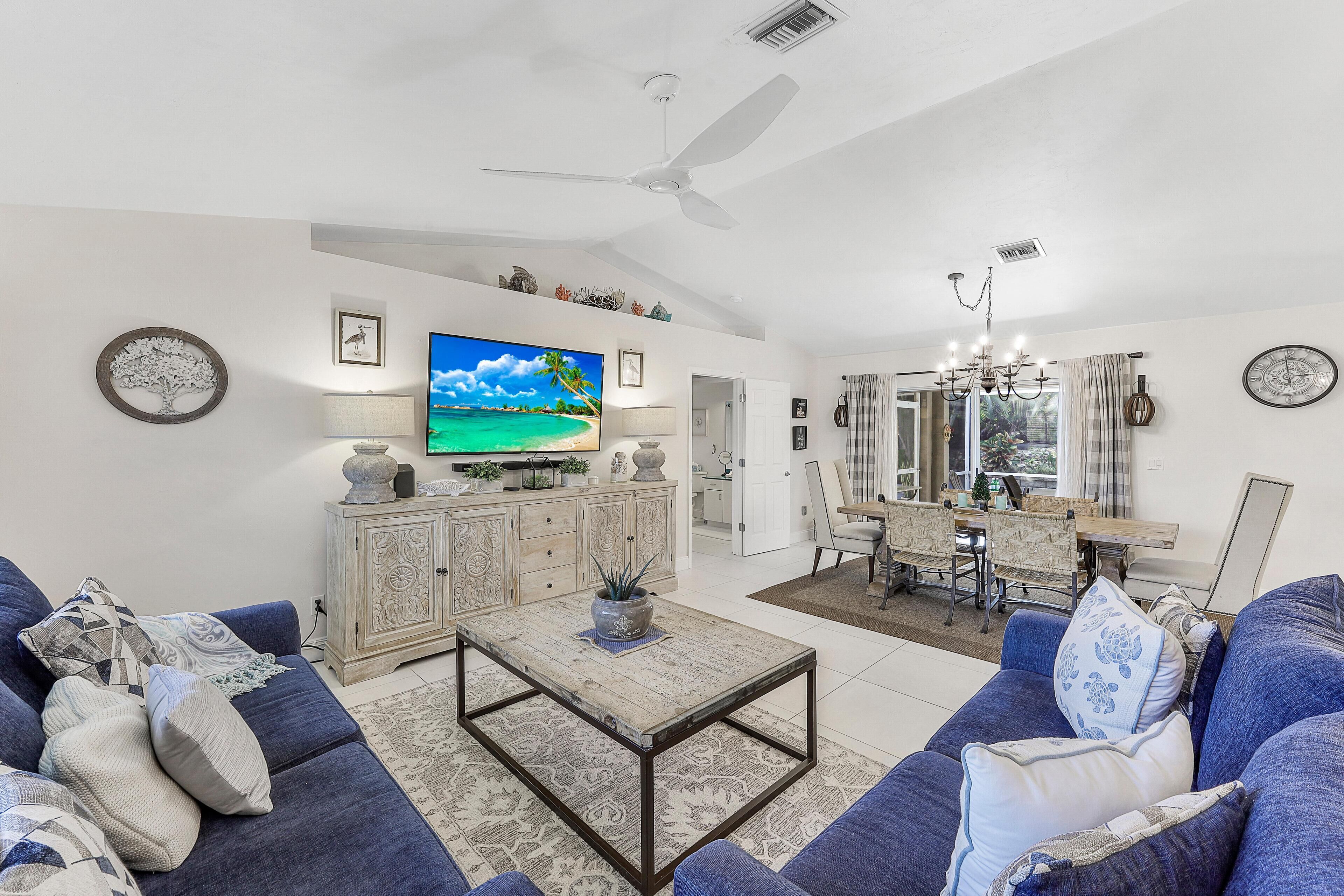 Casa, 2 camas Queen (Quiet inland home with pool, two quee) | Área de estar | TV