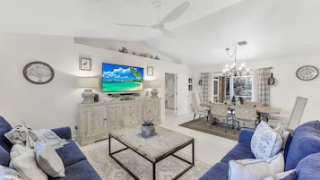 Casa, 2 camas Queen (Quiet inland home with pool, two quee) | Área de estar | TV