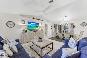 منزل - سريران كبيران (Quiet inland home with pool, two quee) | منطقة المعيشة | تلفزيون