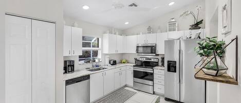 Rumah, 2 Tempat Tidur Queen (Quiet inland home with pool, two quee) | Dapur pribadi | Lemari es, microwave, oven, dan kompor