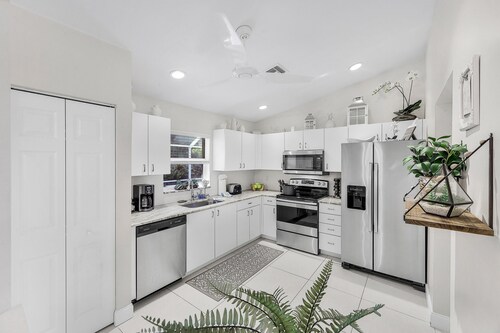 Quiet Inland Home With Pool, two Queen Beds and Grill