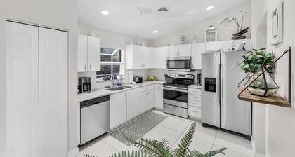 Quiet Inland Home With Pool, two Queen Beds and Grill