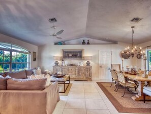 House, 2 Queen Beds (Quiet inland home with pool, two quee) | Living room