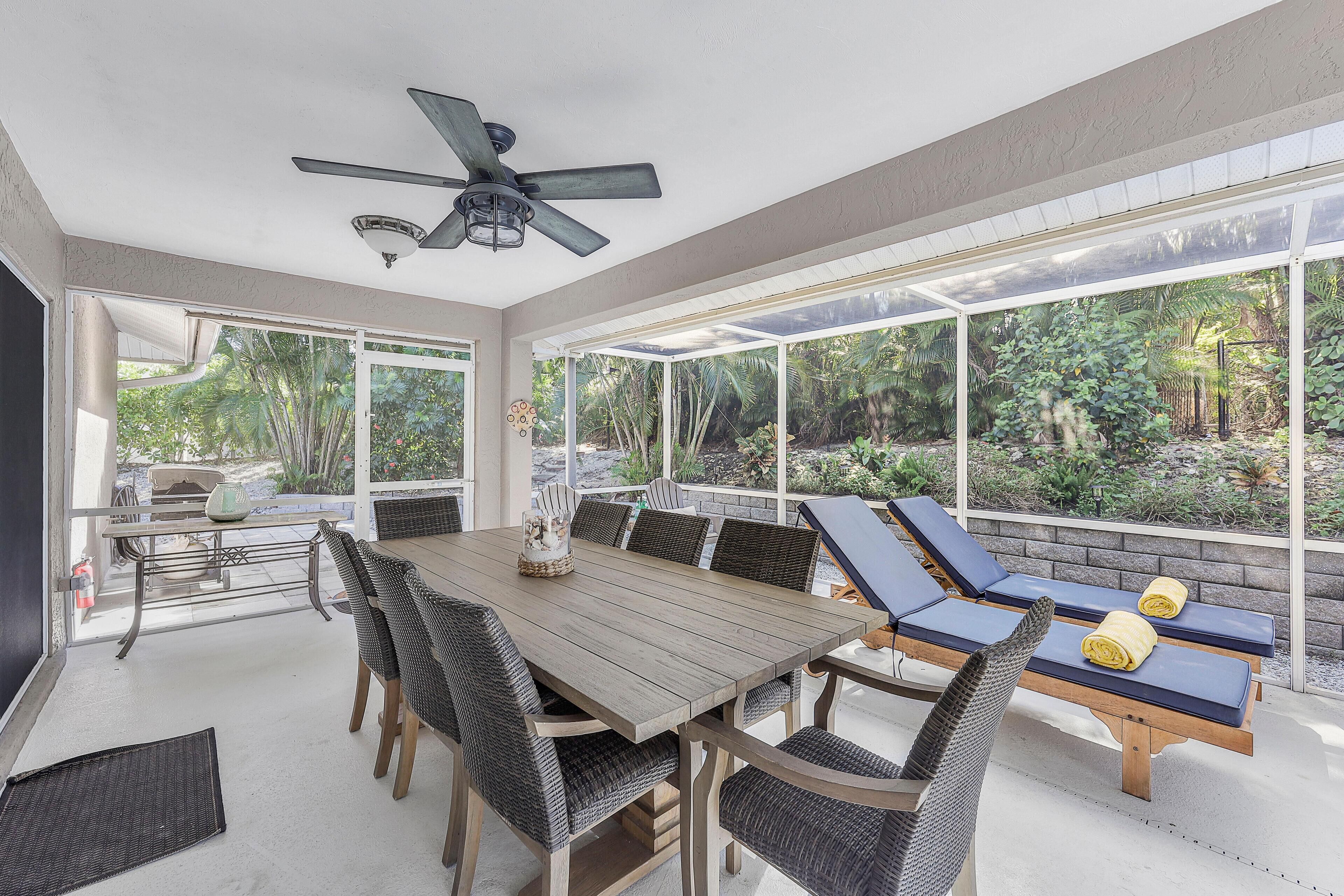 House, 2 Katil Ratu (Queen) (Quiet inland home with pool, two quee) | Tempat makan luar