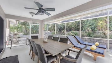 House, 2 Katil Ratu (Queen) (Quiet inland home with pool, two quee) | Tempat makan luar