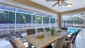 Rumah, 2 Tempat Tidur Queen (Quiet inland home with pool, two quee) | Tempat makan