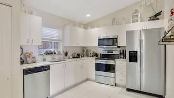 House, 2 Queen Beds (Quiet inland home with pool, two quee) | Private kitchen | Fridge, microwave, oven, stovetop