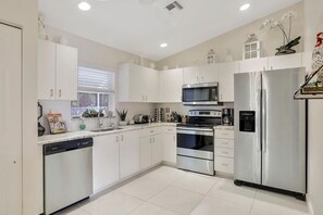 Hus - 2 queensize-sÀngar (Quiet inland home with pool, two quee) | Eget kök | KylskÄp, mikrovÄgsugn, ugn och spishÀll