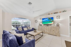 منزل - سريران كبيران (Quiet inland home with pool, two quee) | منطقة المعيشة | تلفزيون