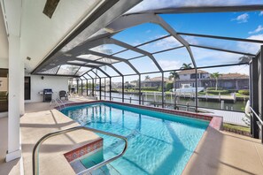 Casa, várias camas (Quiet waterfront home with pool, dock) | Piscina | Piscina aquecida