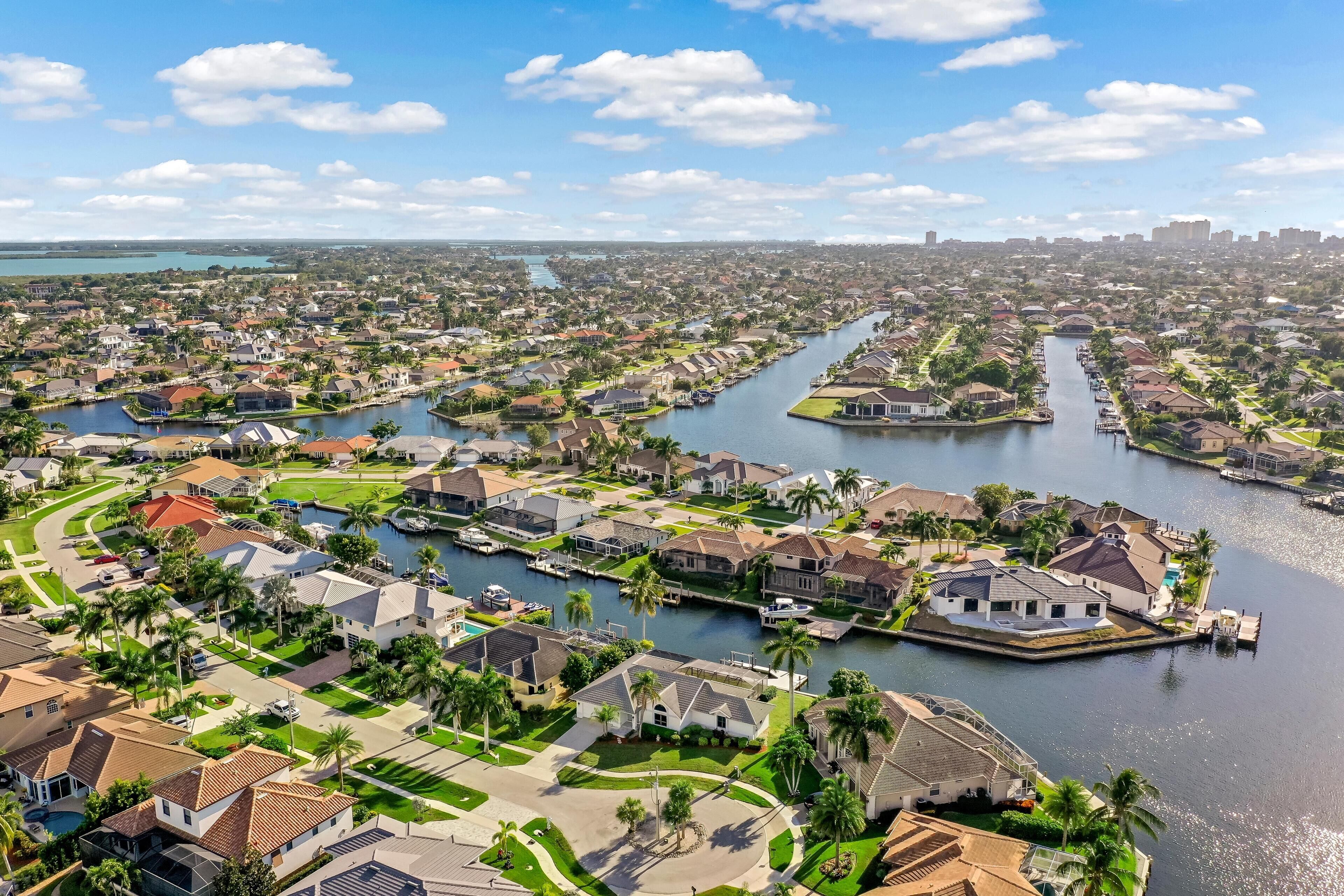 Una zona residencial con casas, un canal y un puerto deportivo.