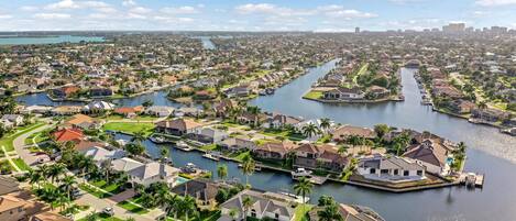Una zona residencial con casas, un canal y un puerto deportivo.