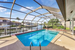 獨棟房屋, 多張床 (Quiet waterfront home with pool, dock) | 游泳池 | 溫水游泳池