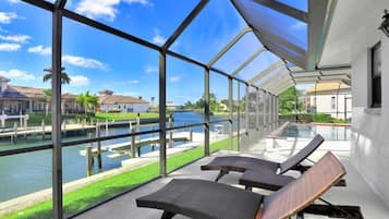 Casa, várias camas (Quiet waterfront home with pool, dock) | Sacada