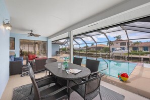 Casa, várias camas (Quiet waterfront home with pool, dock) | Opções para refeição ao ar livre