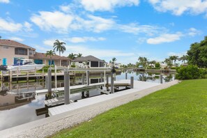 Maison, plusieurs lits (Quiet waterfront home with pool, dock) | Port de plaisance