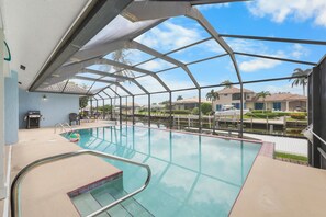Maison, plusieurs lits (Quiet waterfront home with pool, dock) | Piscine | Piscine chauffée