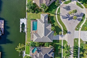 獨棟房屋, 多張床 (Quiet waterfront home with pool, dock) | 外觀