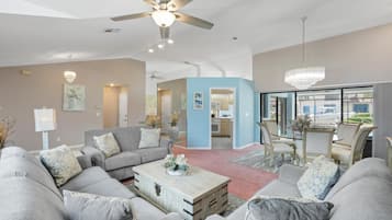 Casa, várias camas (Quiet waterfront home with pool, dock) | Área de estar | TV