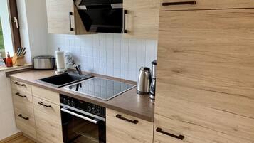 Fridge, oven, stovetop, dishwasher