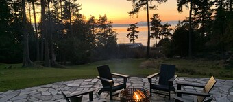 Amazing sunsets!! Water view, hot tub, close to town, fire pit.