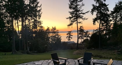 Amazing sunsets!! Water view, hot tub, close to town, fire pit.