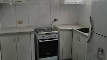 Studio Suite, 1 Queen Bed | Private kitchenette