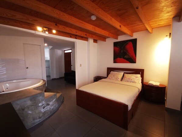 Suite superior con jacuzzi | Bañera de hidromasaje