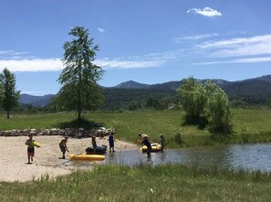 Sun-loungers, beach towels - Beautiful new home in Teton Valley/ Mountainside Village (Victor)