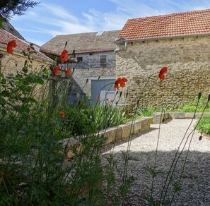 Property grounds - Self-catering and hotel-like services in an ancient village house (Trampot)