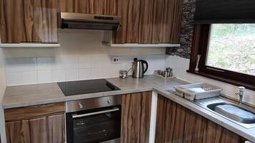 Chalet | Private kitchen | Fridge, microwave, oven, stovetop
