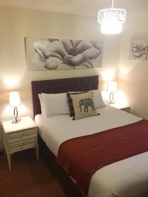 3 habitaciones, tabla de planchar con plancha y ropa de cama 