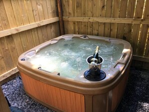Outdoor spa tub - Primrose 18 Hot Tub (Carmarthen)