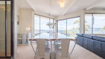 Family House, 3 Bedrooms | In-room dining