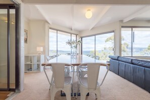 Family House, 3 Bedrooms | In-room dining - Hilltop House (Bellerive)