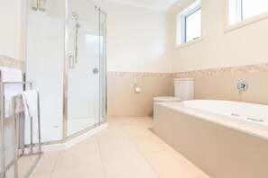 Family House, 3 Bedrooms | Bathroom | Free toiletries, hair dryer, towels, soap - Hilltop House (Bellerive)