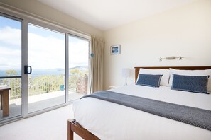 Family House, 3 Bedrooms | Individually furnished, laptop workspace, iron/ironing board - Hilltop House (Bellerive)