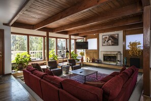 تلفزيون ذكي، مدفأة، مشغل دي في دي، كرة قدم الطاولة