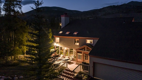 Location! Ski Lifts 5 Min, Shuttle, New Runs, Views, HotTub, Snake River, PETS