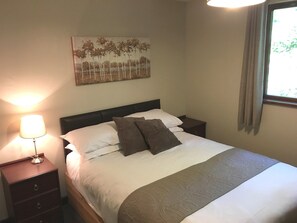 Chalet | 3 bedrooms, iron/ironing board, bed sheets - Primrose 17 Hot Tub (Carmarthen)