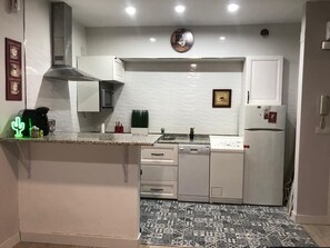 Fridge, microwave, stovetop, dishwasher